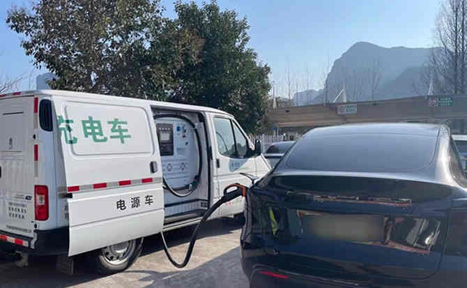 策勒汽车搭电