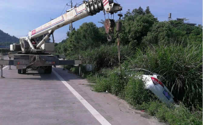 策勒重载吊车救援